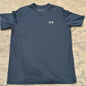 Under armor, V-neck heat gear, short sleeve loose shirt. Size large men’s